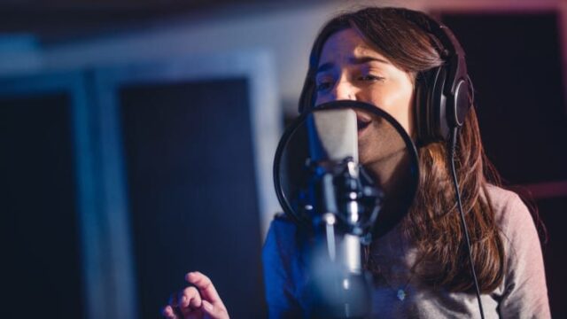 La mujer canta