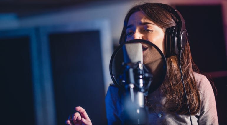 La mujer canta